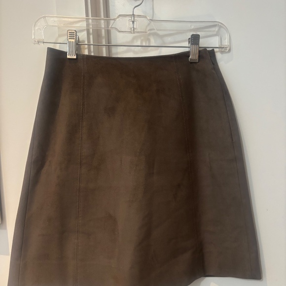 Aritizia Babaton Faux Suede Brown Mini Skirt Size 00 - Picture 4 of 4